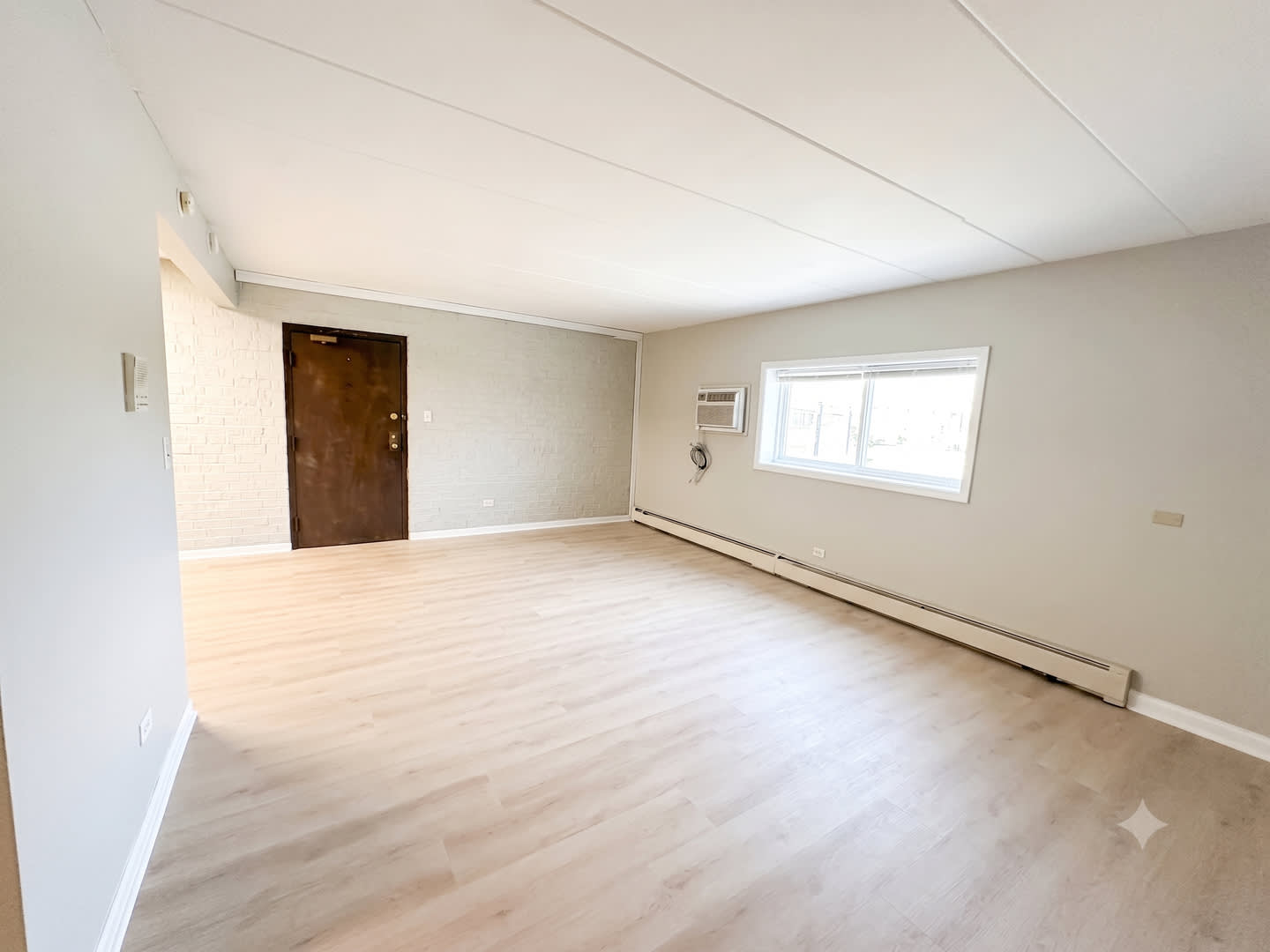 Newly Updated 2 bedroom 1.5 Bath Unit. – photo 3