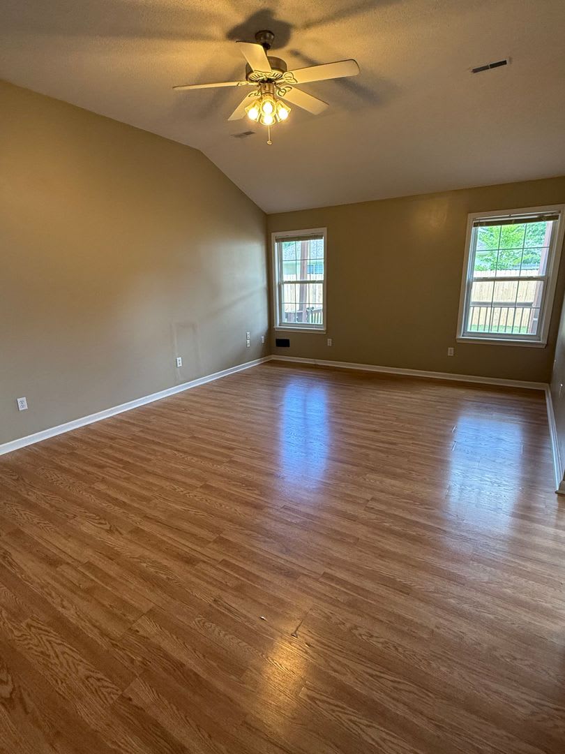 3 bed 2 bath Home with fenced in backyard – photo 4