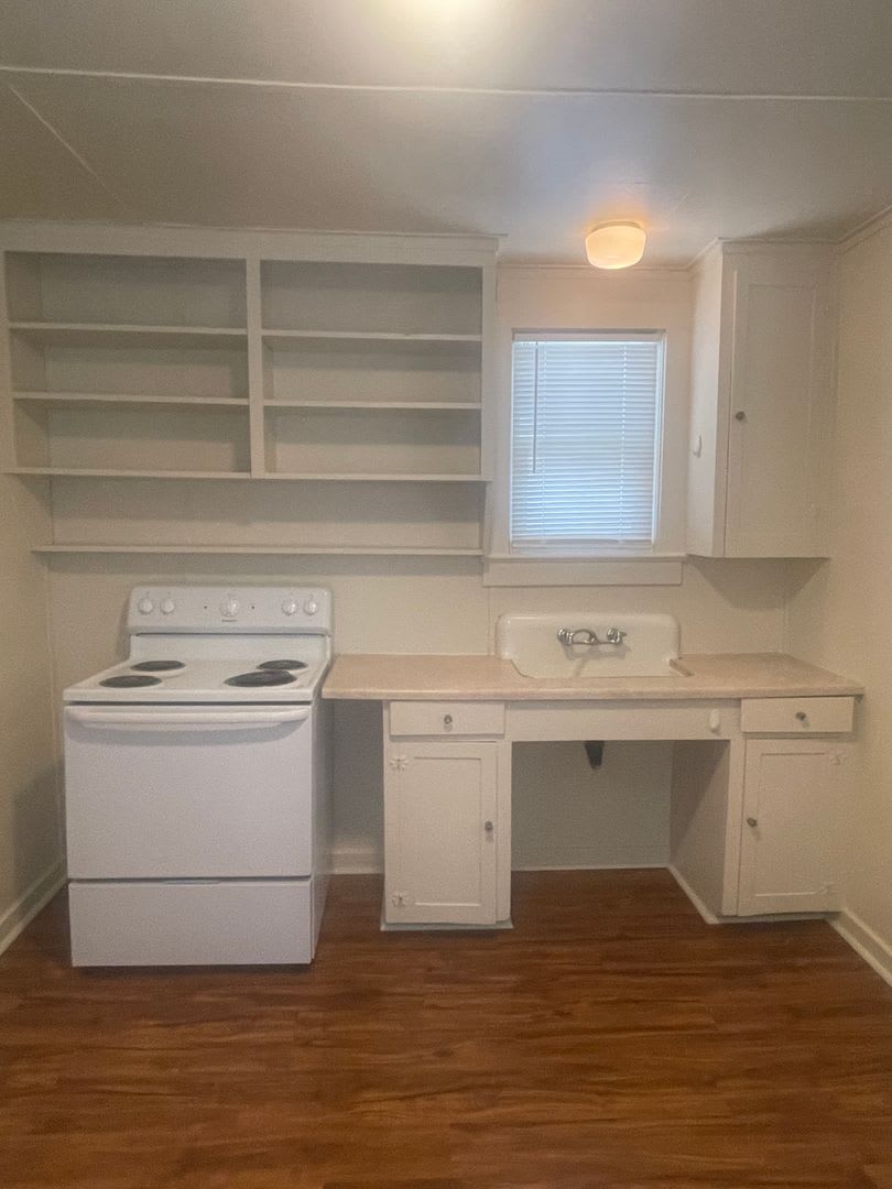 *MOVE IN SPECIAL $500 OFF FIRST MONTHS RENT* 1 BED 1 BATH HOUSE NEAR DOWNTOWN – photo 1