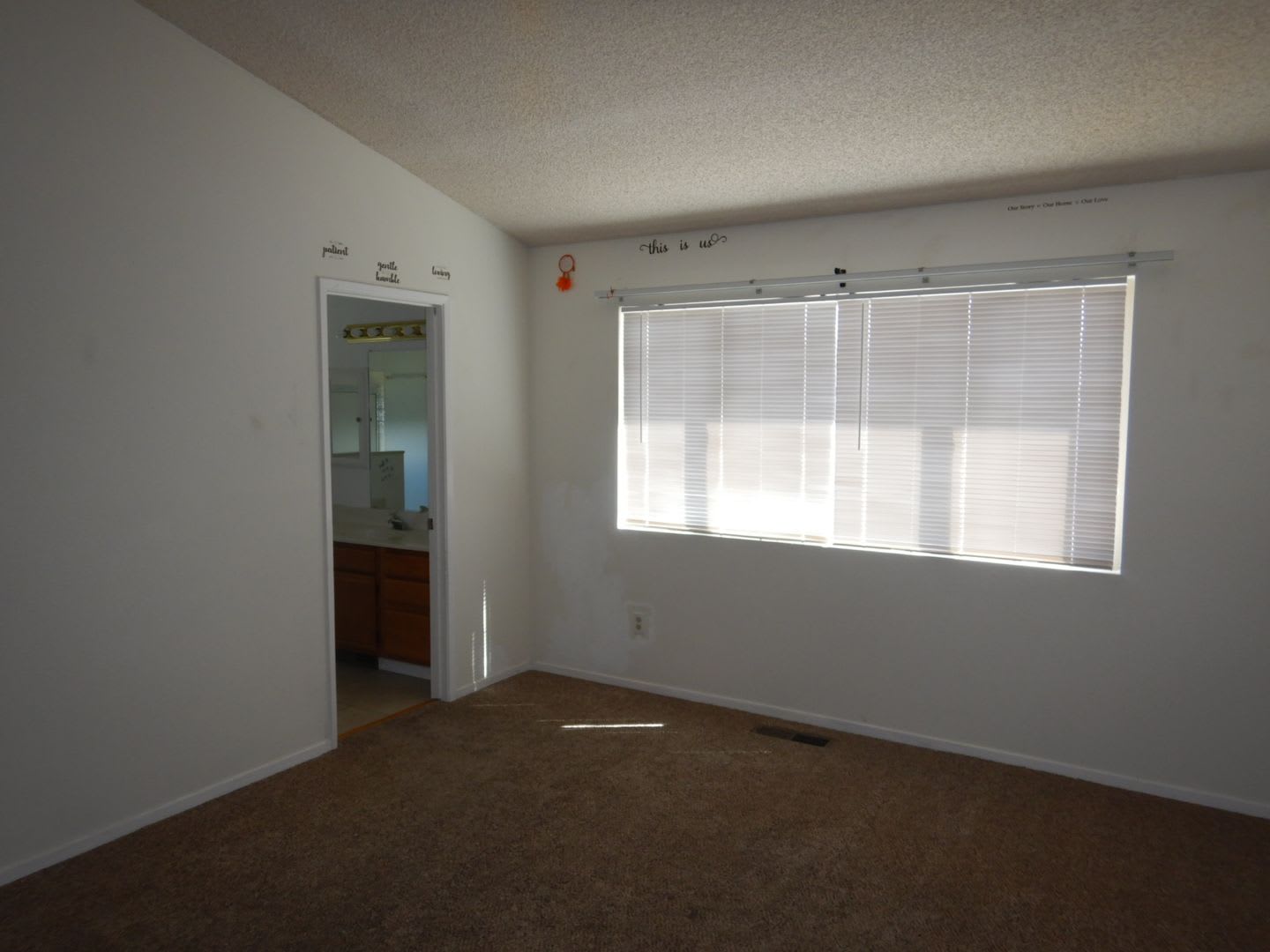Cute 4 bedroom home in Silver Shores – photo 4