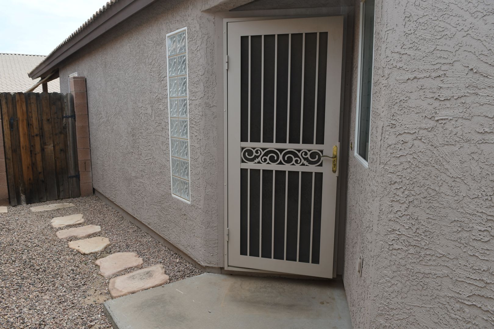 Ideal 3 Br 2 Ba 2 Car Garage Home with SOLAR Near 202 Bypass and 40th St in Phoenix – photo 2