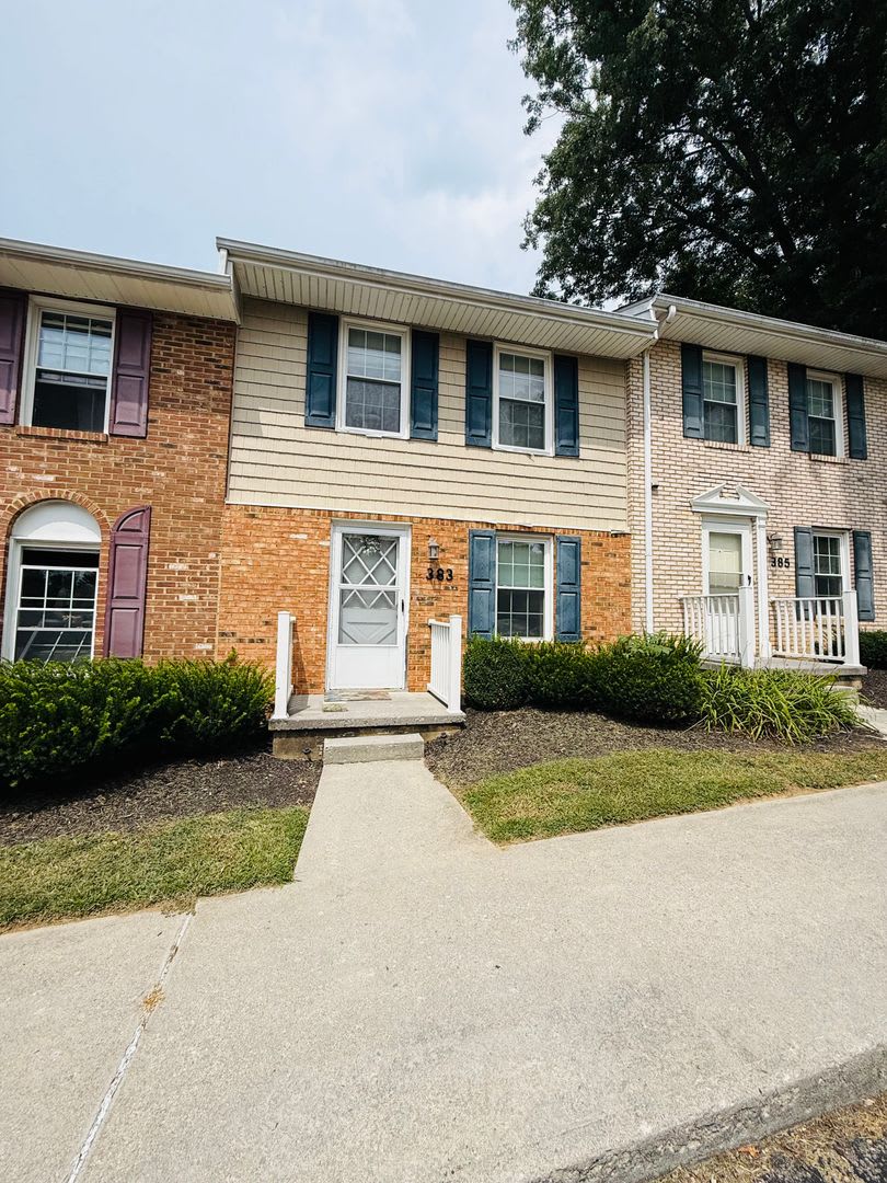 2 Bedroom, 1.5 Bath Townhouse – photo 1