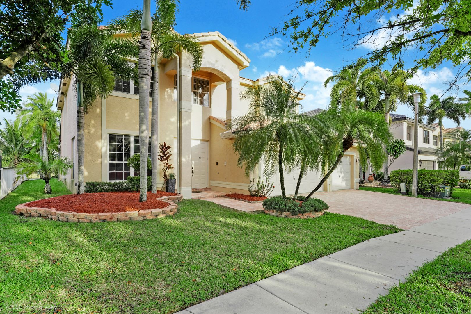 Beautiful Canal-Front 4BR Home with Pool & 3-Car Garage – photo 1