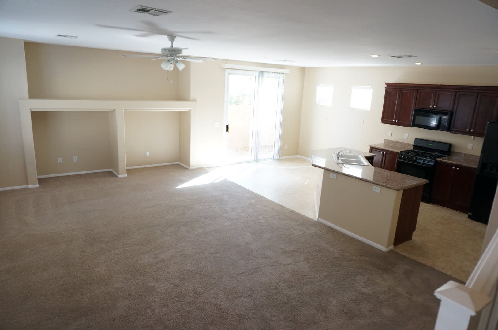 4 Bed, 2.5 Bath Home near Desert Breeze park! – photo 2