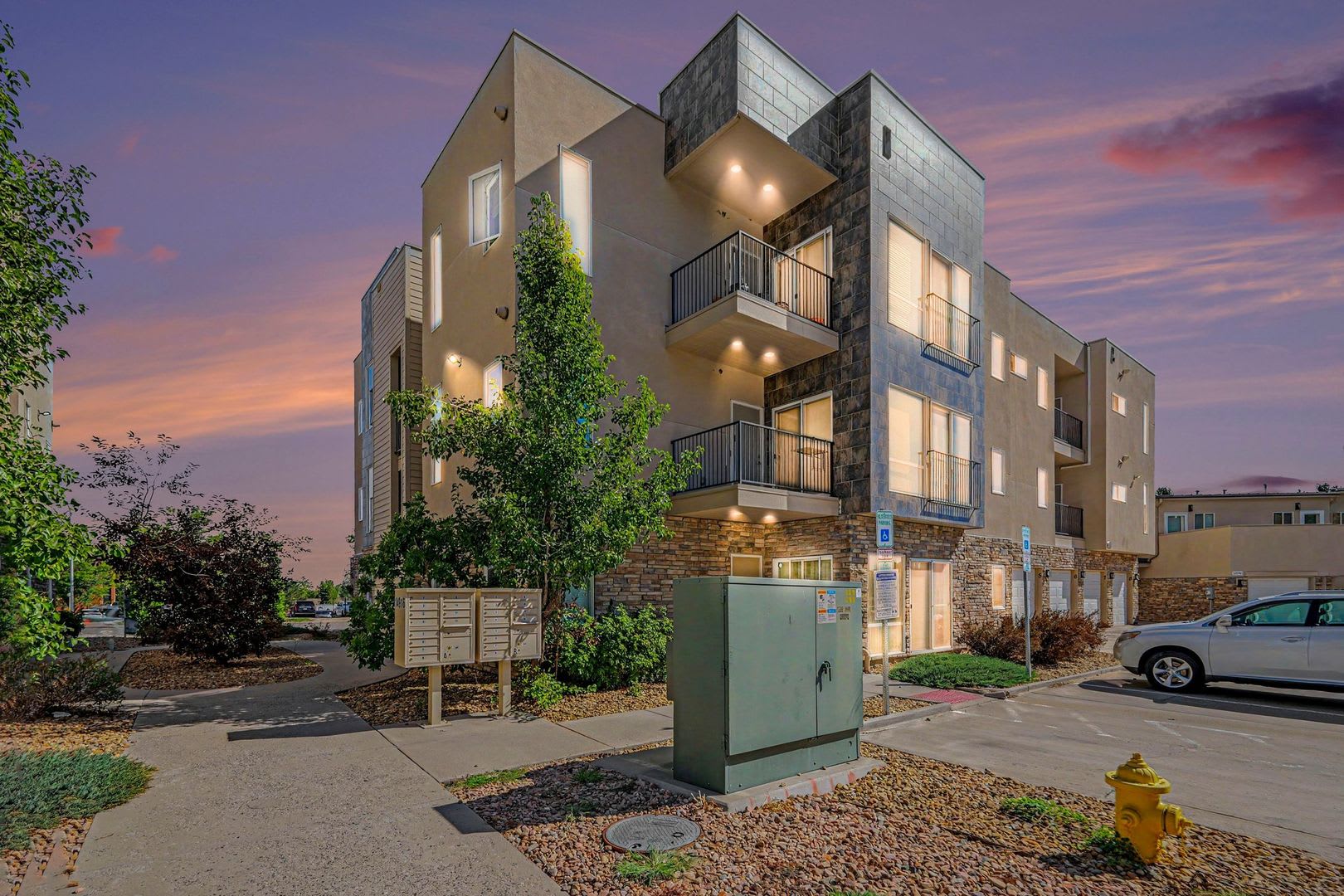 Available NOW! 2 Bedroom 2 Bath Beautiful Condo! – photo 2