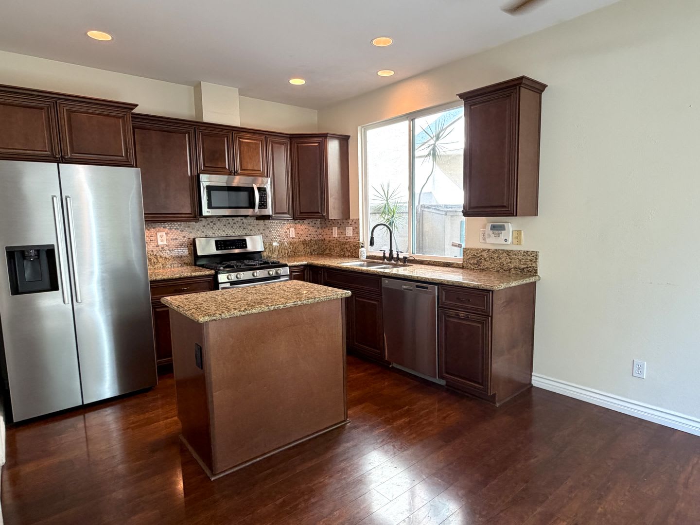Rare Discovery Hills Gem – 3 Bedroom Home with Serene Backyard Oasis – photo 5