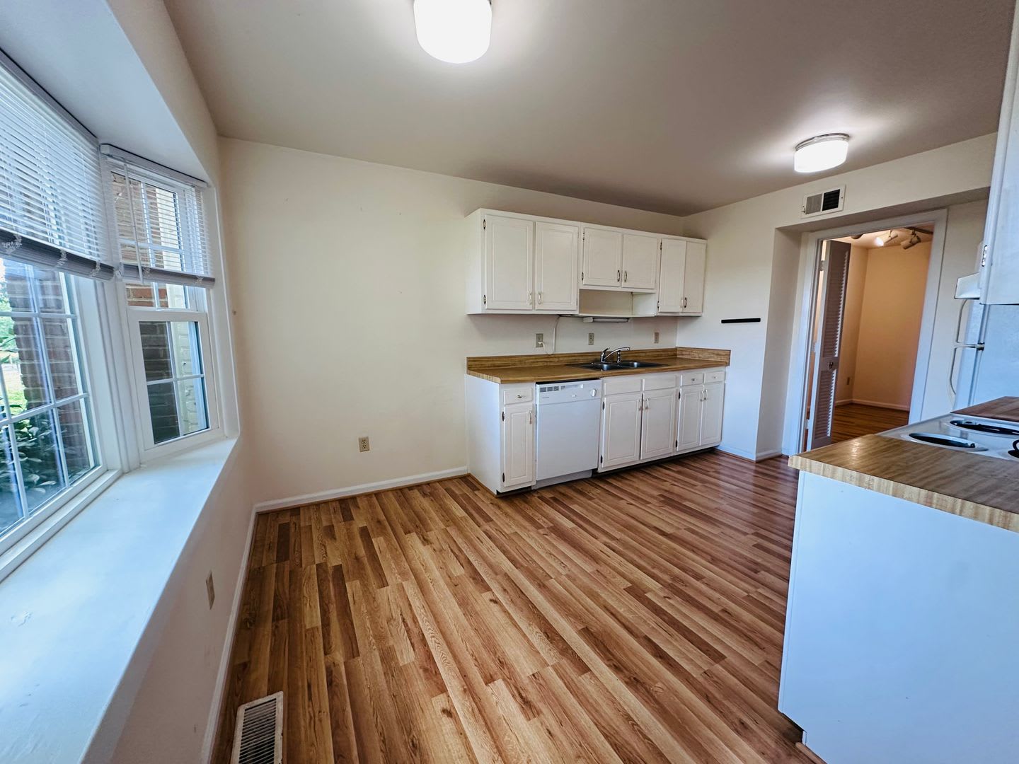 3 Bedroom 2.5 Half Bath Townhouse – photo 3