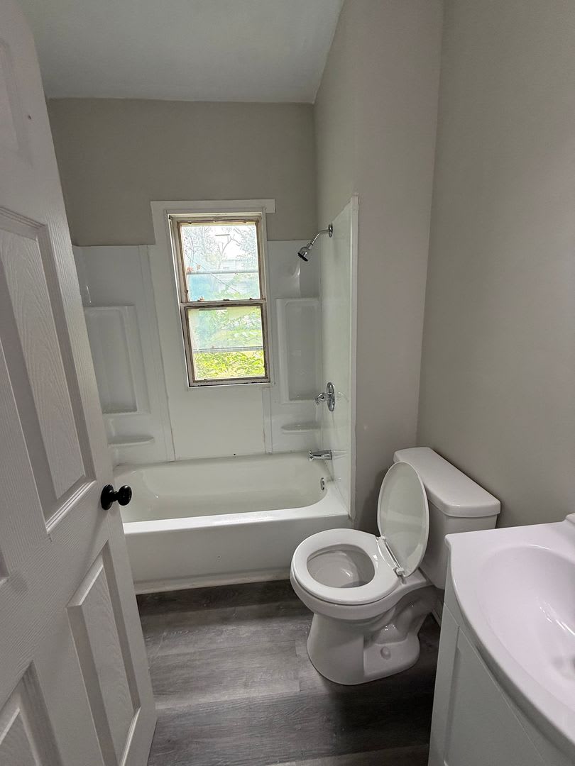 4bd Single Section 8 *1/2 OFF SECURITY DEPOSIT SPECIAL* – photo 5