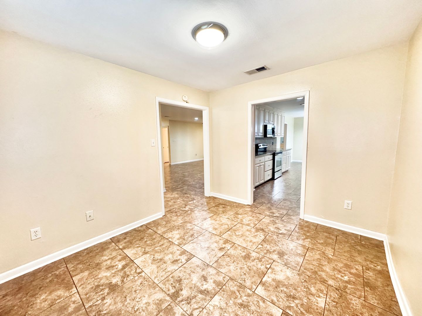 Beautiful 3 Bedroom Home in North Sherwood Estates – photo 4
