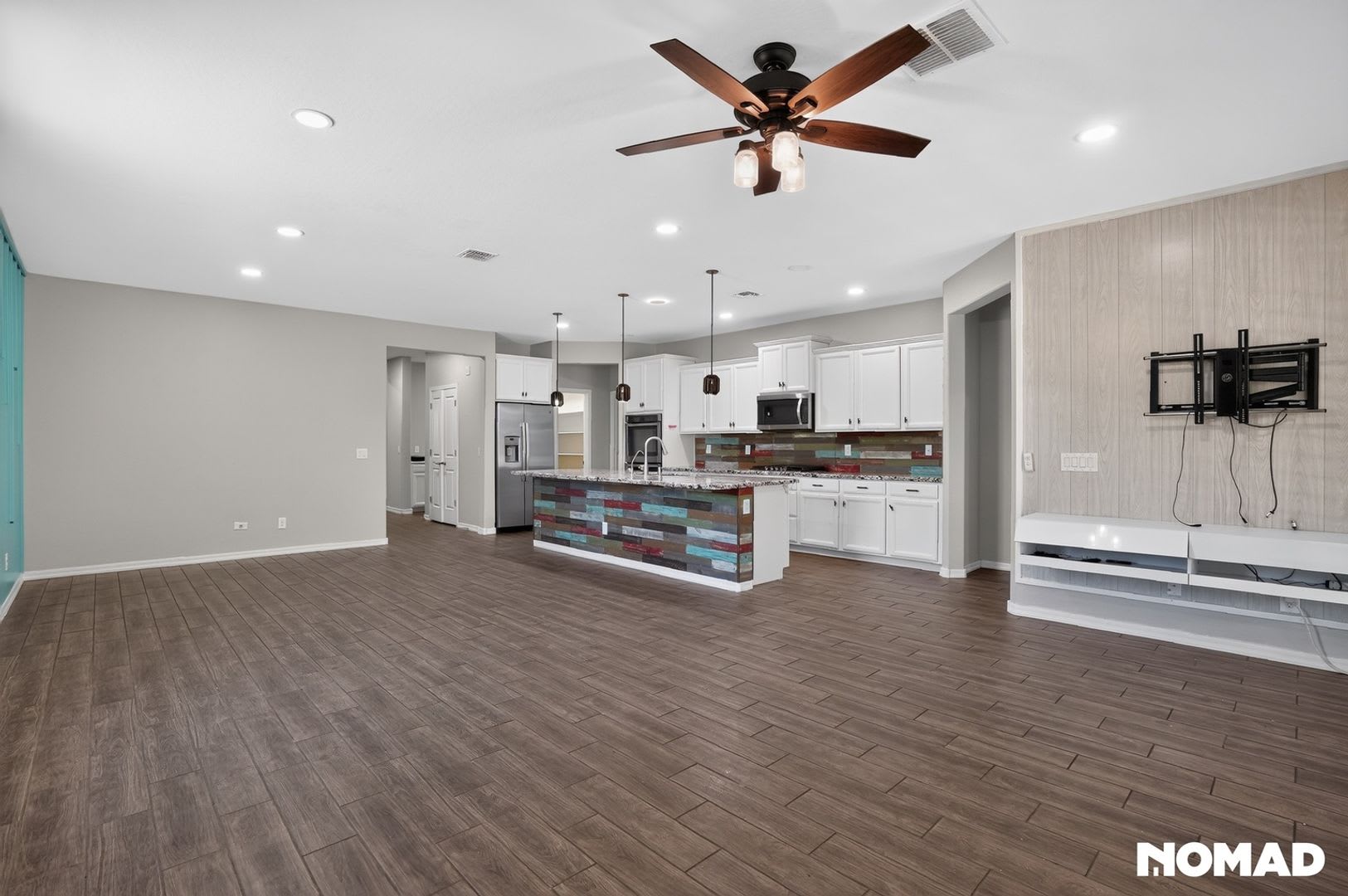 3BR Plus Office, wooden floors in room, huge backyard,community pool & close to major retailers – photo 2