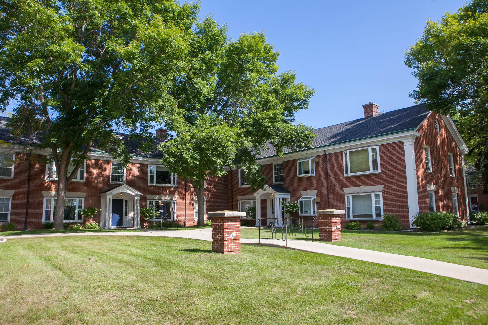 Colonial Court Apartments – photo 1