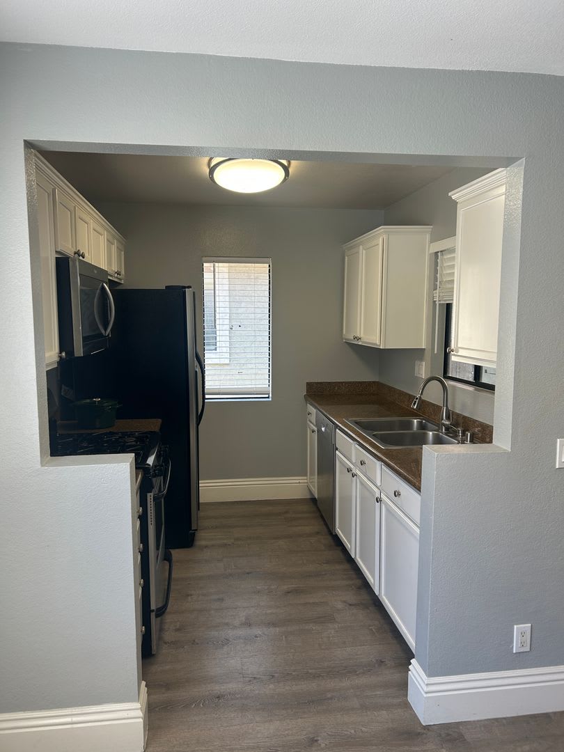 HUGE 2 bed Luxury condo, AC, W/D, tons of upgrads move in specials! – photo 4
