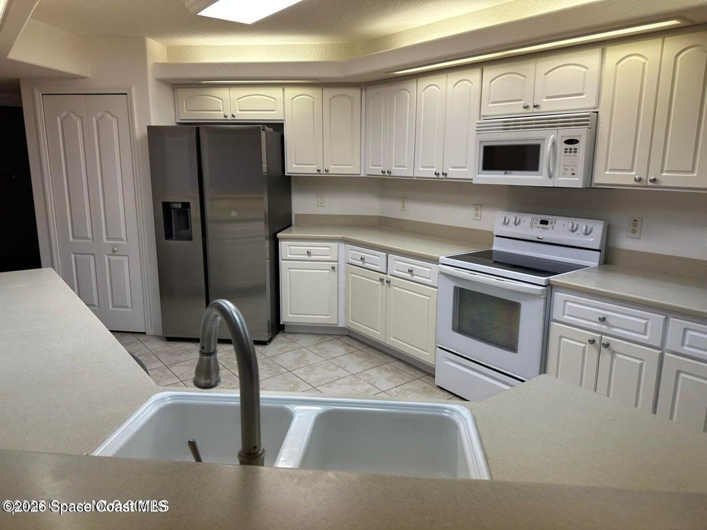 Riverfront Condo 3 Bedroom With Garage – photo 2