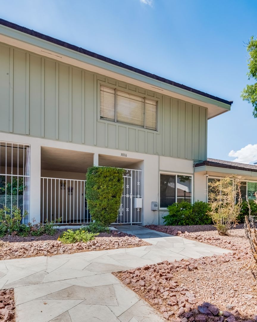 Townhome featuring a vintage floor plan – photo 1