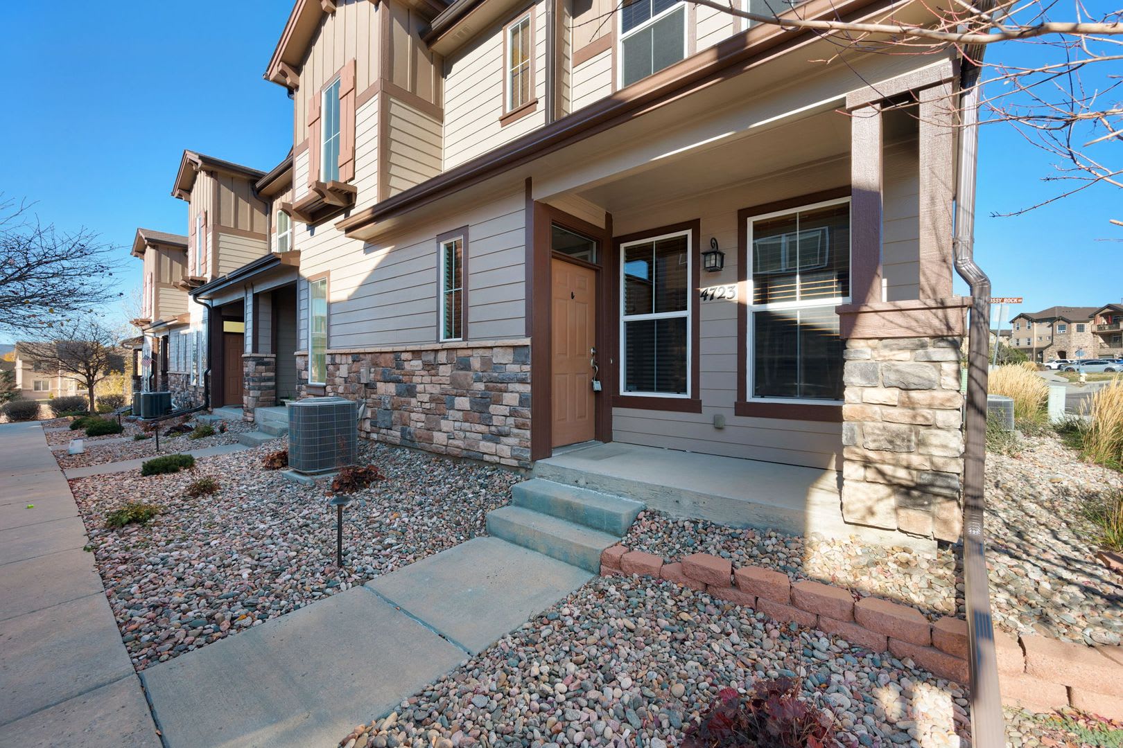 Beautiful 2 bdrm end unit with attach 2 car garage – photo 2