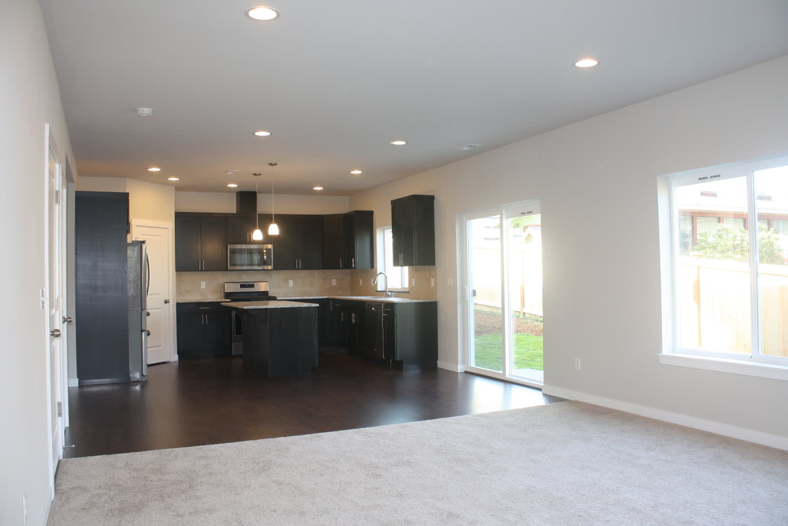 4 Bdrm 2 5 Bath Plus A Den Office On Main Newer Home 2018 Tankless H20 Heater Upgrades Galore Dead End Road For Privacy – photo 4