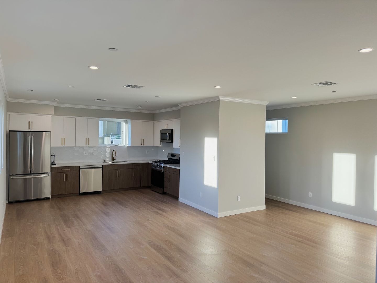 New building, 3 story townhouse, 2+2.5, gated, 2 balconies, great natural light, Secure parking – photo 2