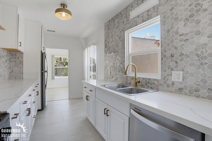 5738 Meade Avenue – photo 3