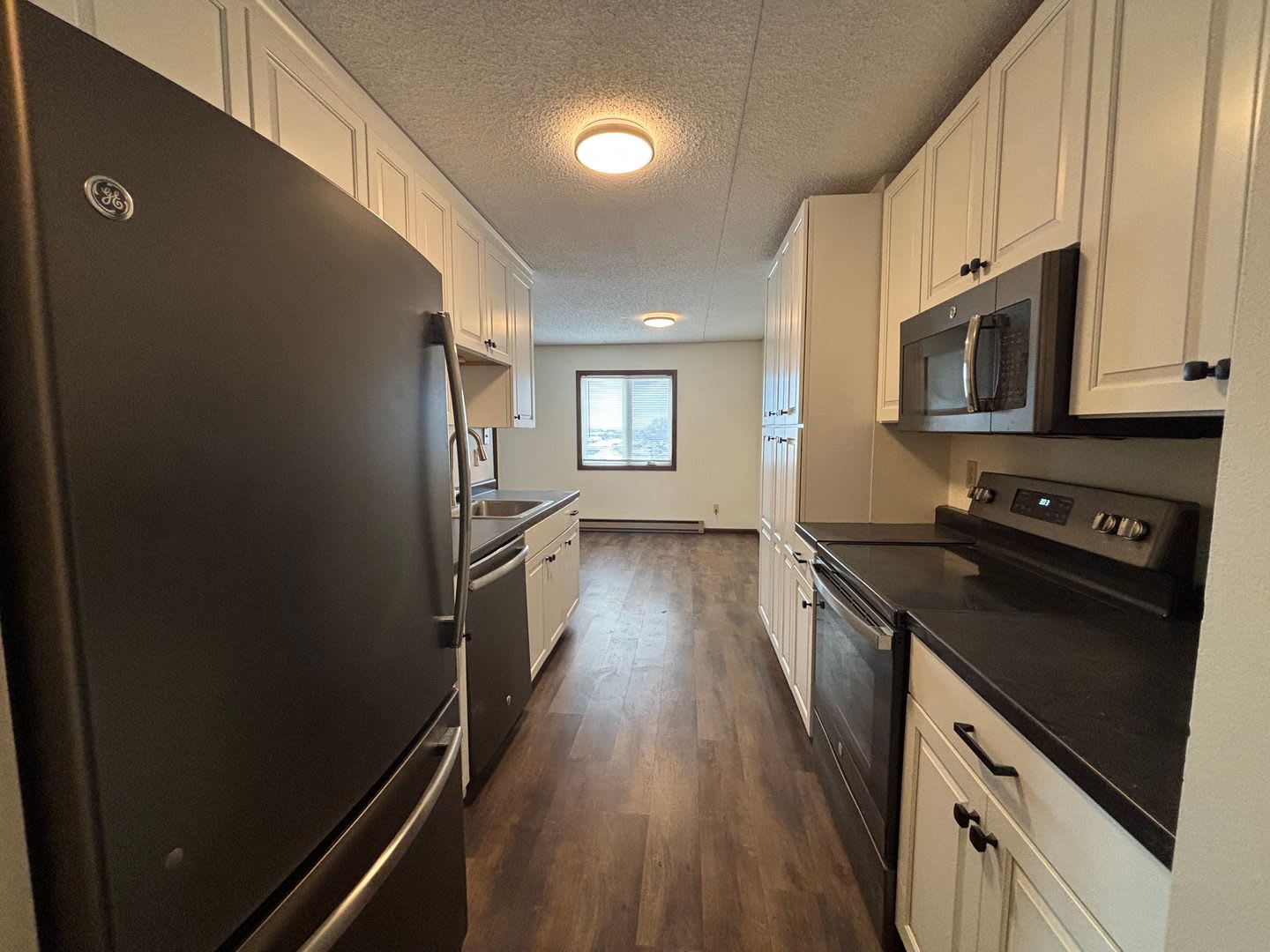 2 bedroom Condo in Twin Towers!! – photo 3