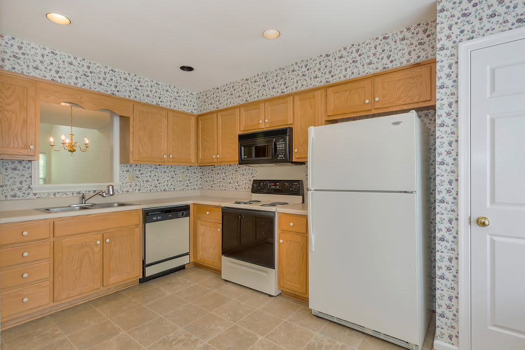 Charming 3-Bedroom Townhome in Sought-After Forest Lakes South! – photo 5