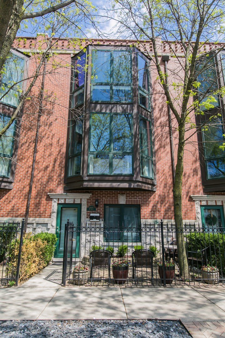 2005 N HOYNE Avenue – photo 1