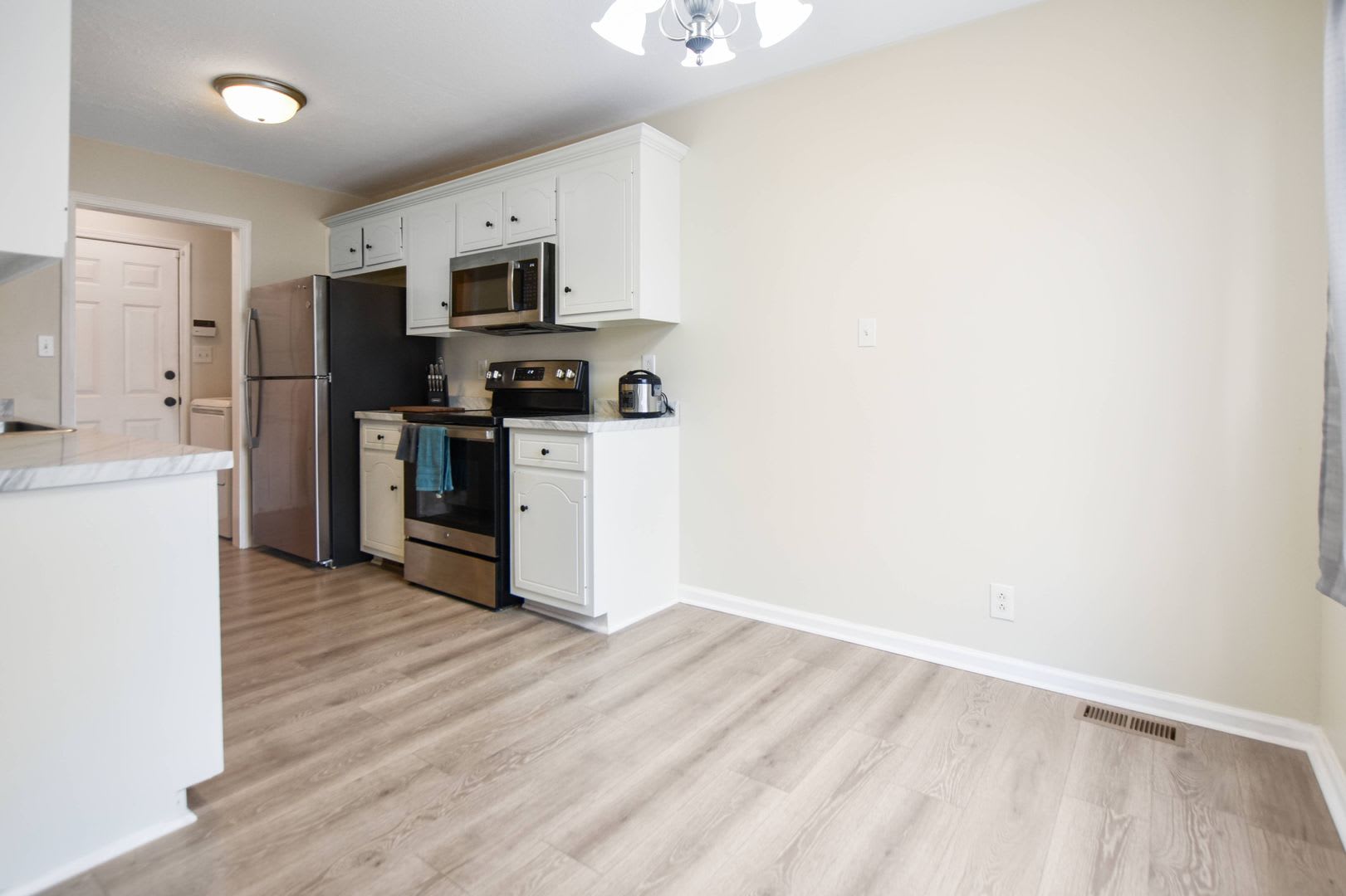 Pet Friendly Three Bedroom with Bonus! – photo 5