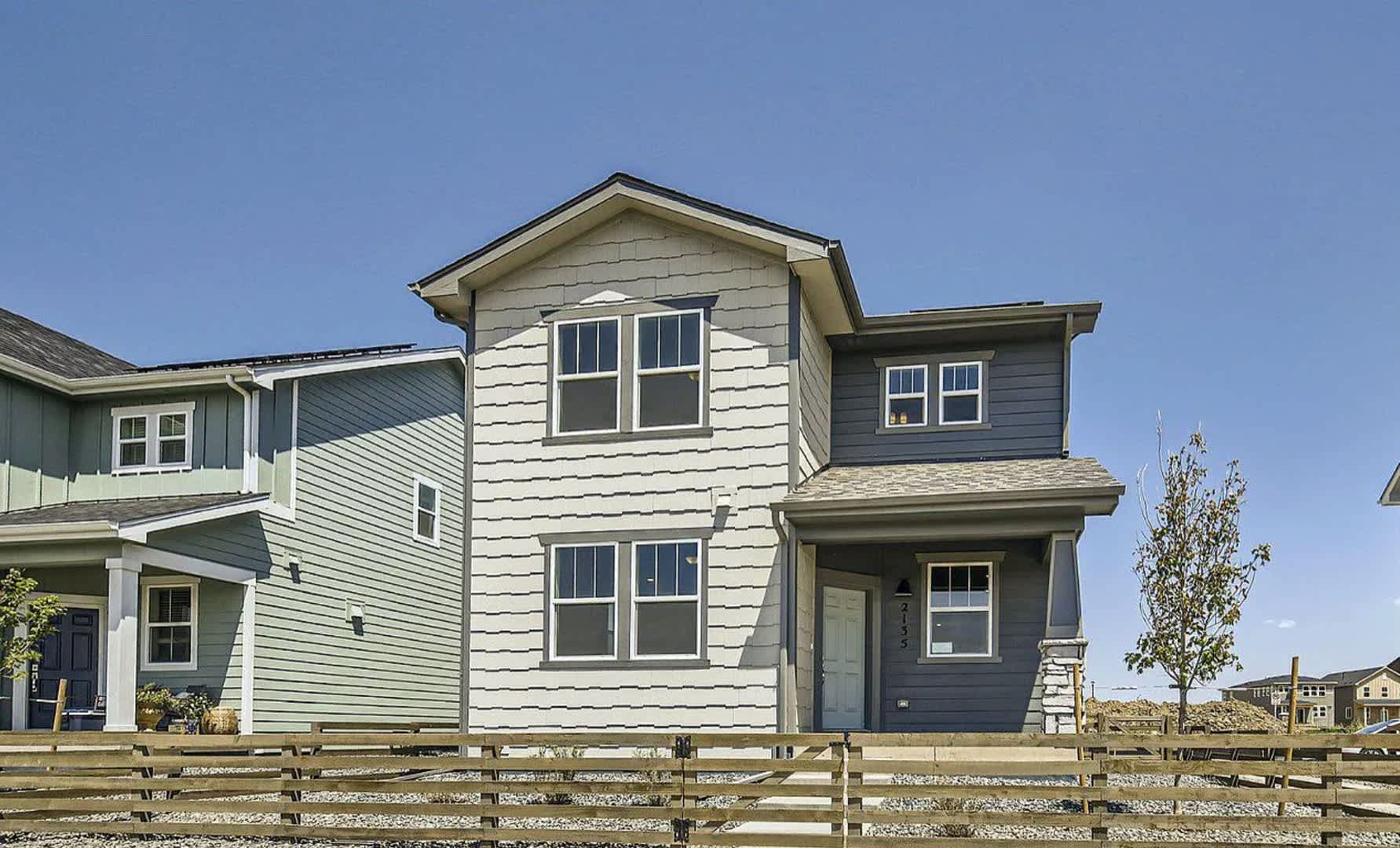Stunning South-Facing Home with Mountain Views & Modern Finishes! – photo 1