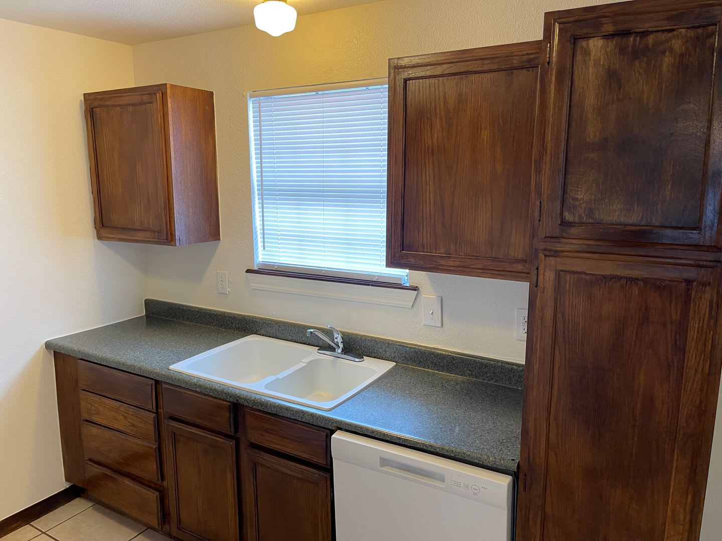 2 bed duplex, all new flooring paint and appliances! – photo 5