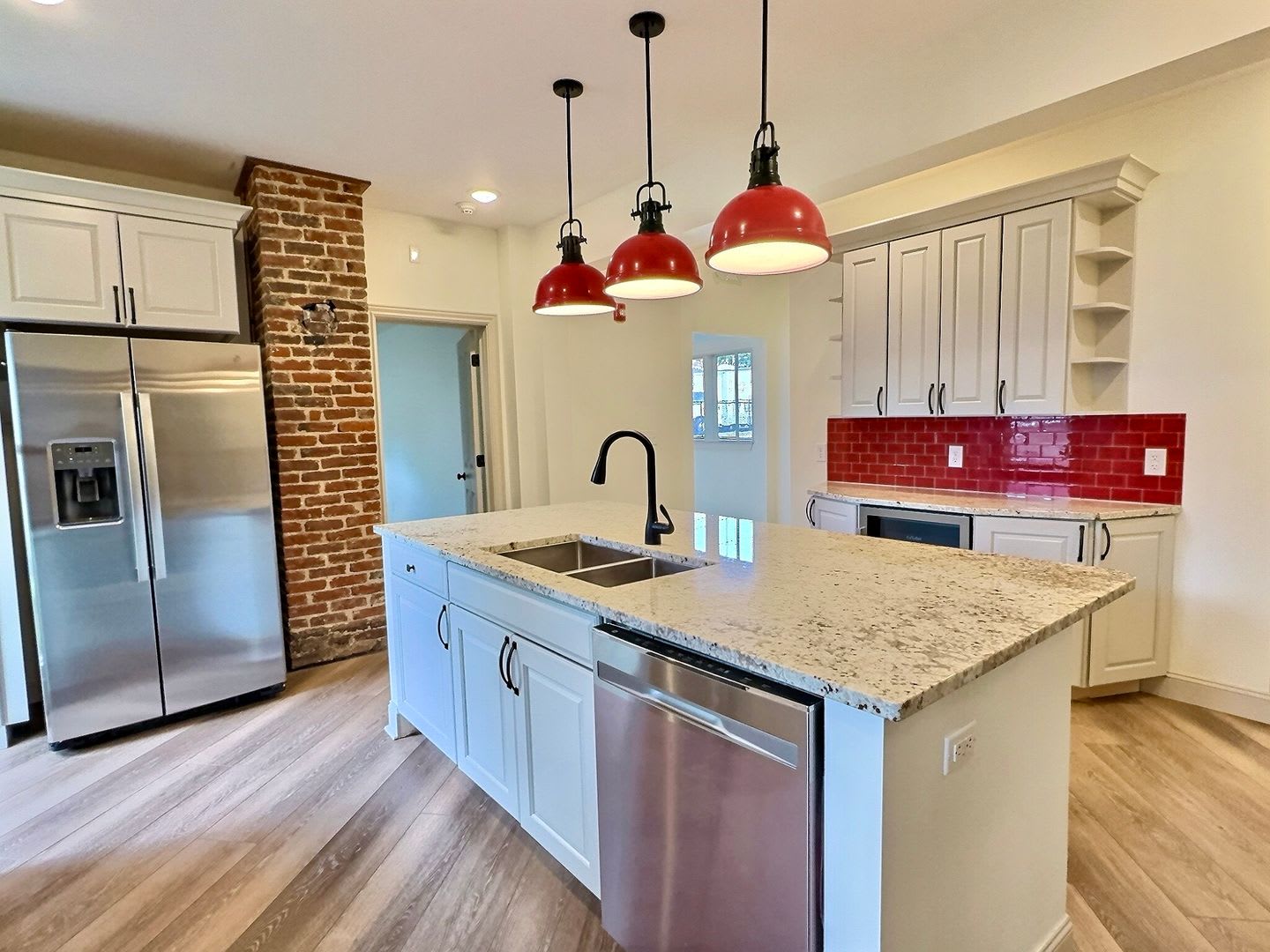**August 2028** HUGE 8 Bed 6 Bath!! Fully Remodeled!! – photo 4