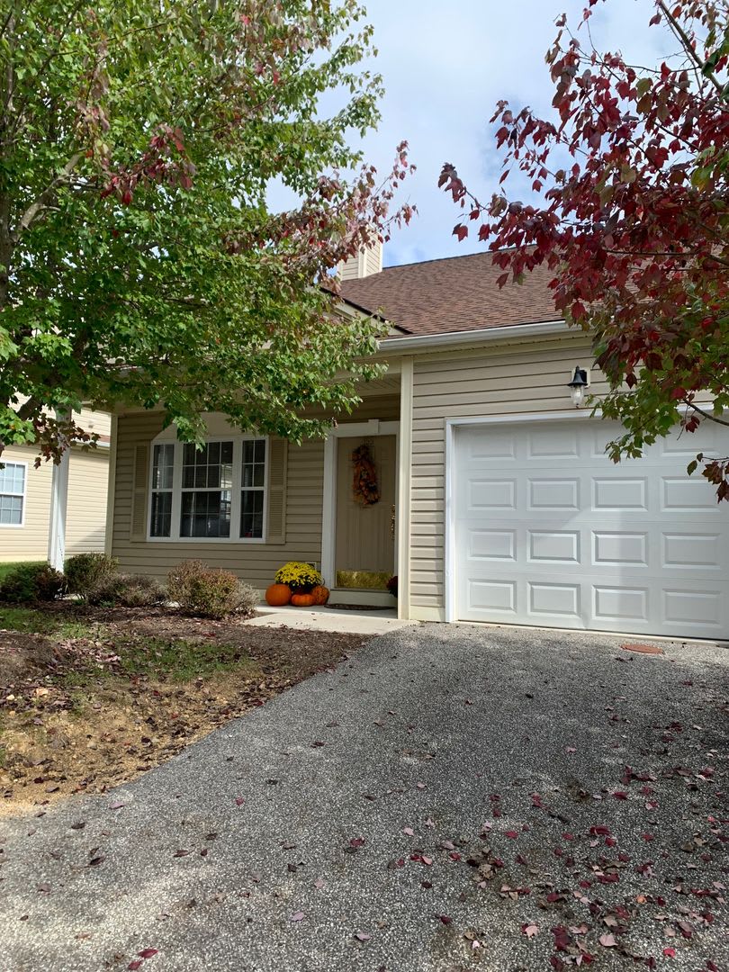 3 Bedroom, 2 Bath Townhouse End Unit with 1 Car Garage – photo 1