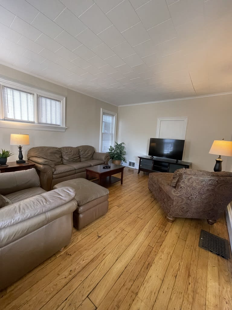1148 Memorial Avenue – photo 1