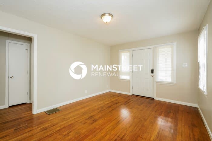 4568 Young Avenue – photo 2