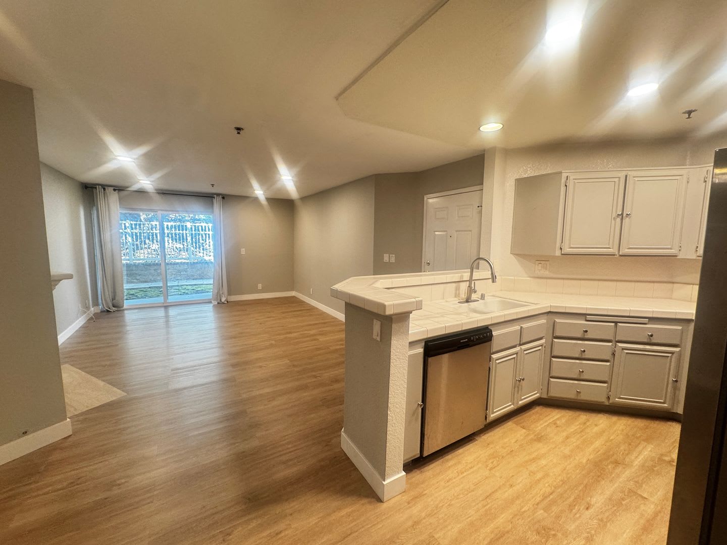 Oak Park updated 1 Bedroom with mountain views – photo 5