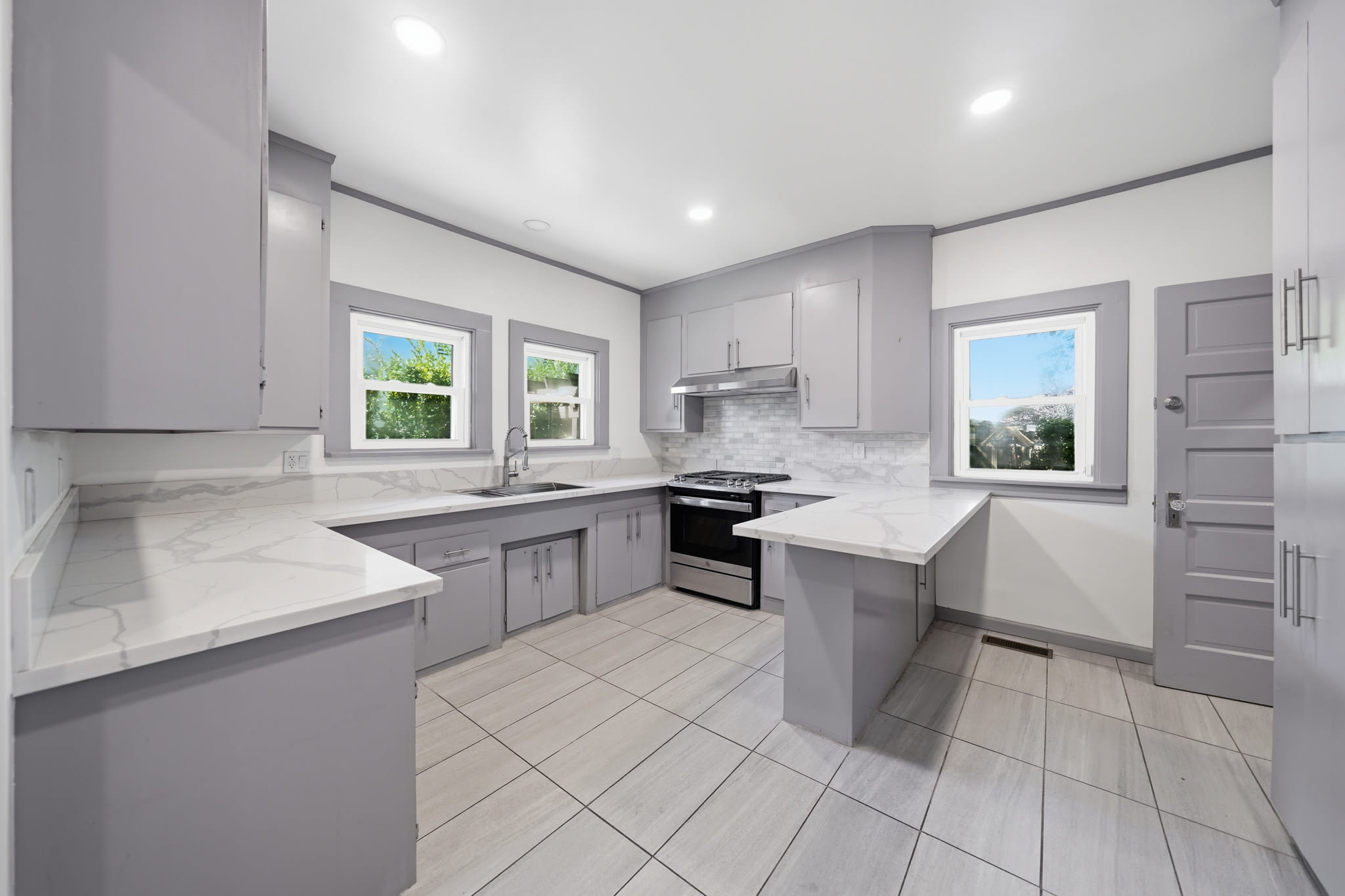 613 N Lucerne Blvd – photo 5