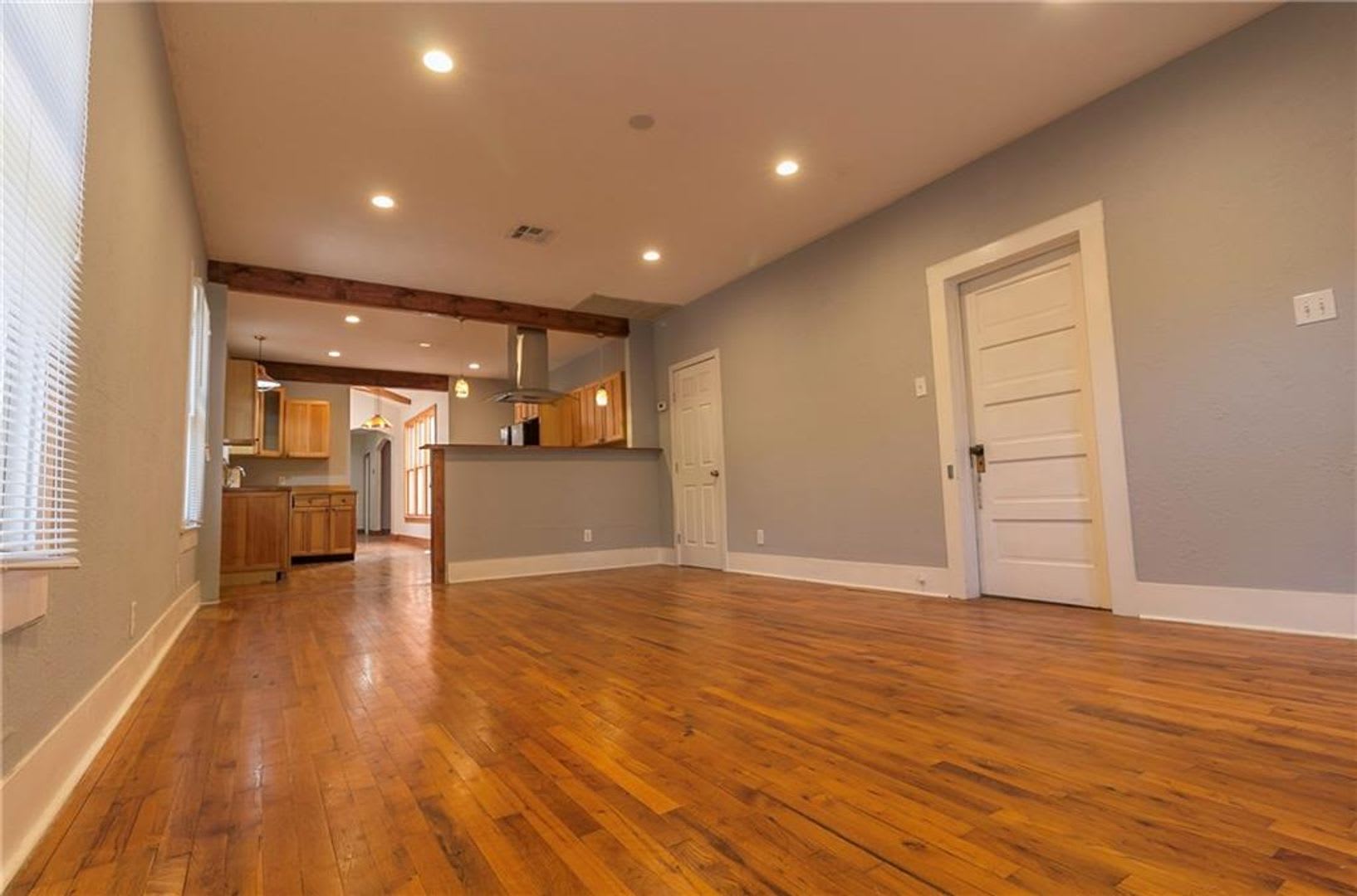 Gorgeous Hyde Park 7 bed House featuring flexible, updated floor plan. – photo 3