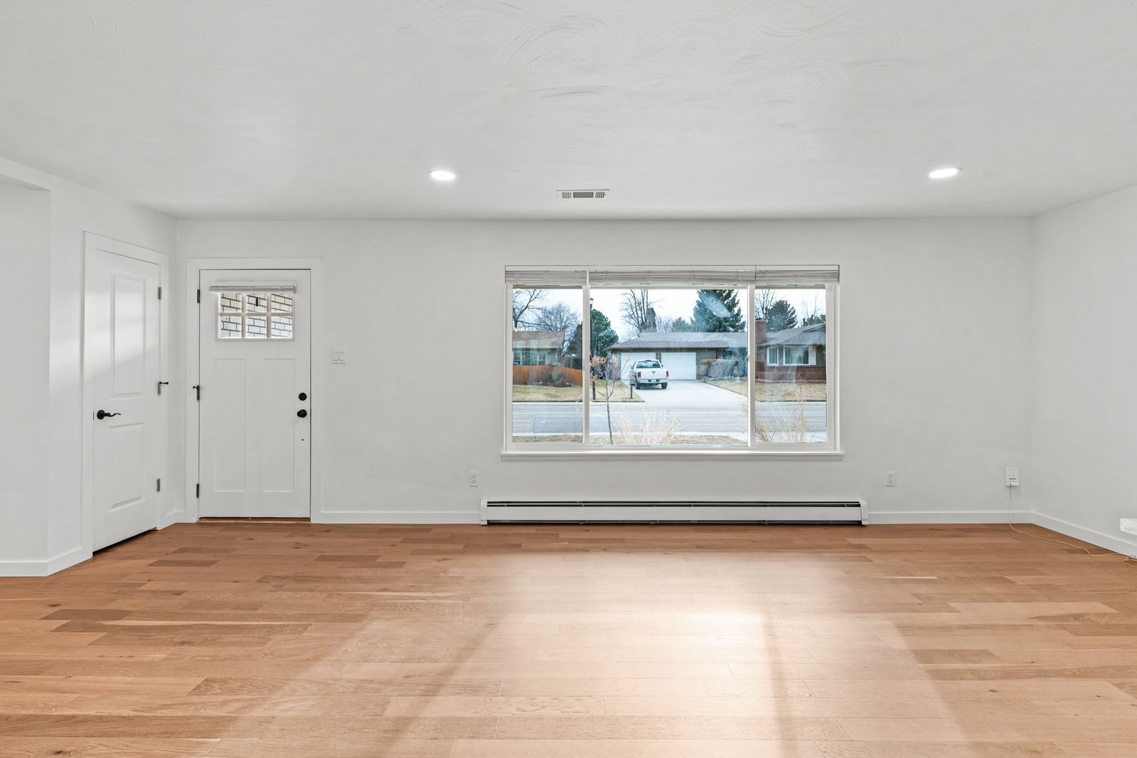 Charming and Renovated 4 Bedroom 2 Bathroom Home with Large Fenced Yard – photo 5