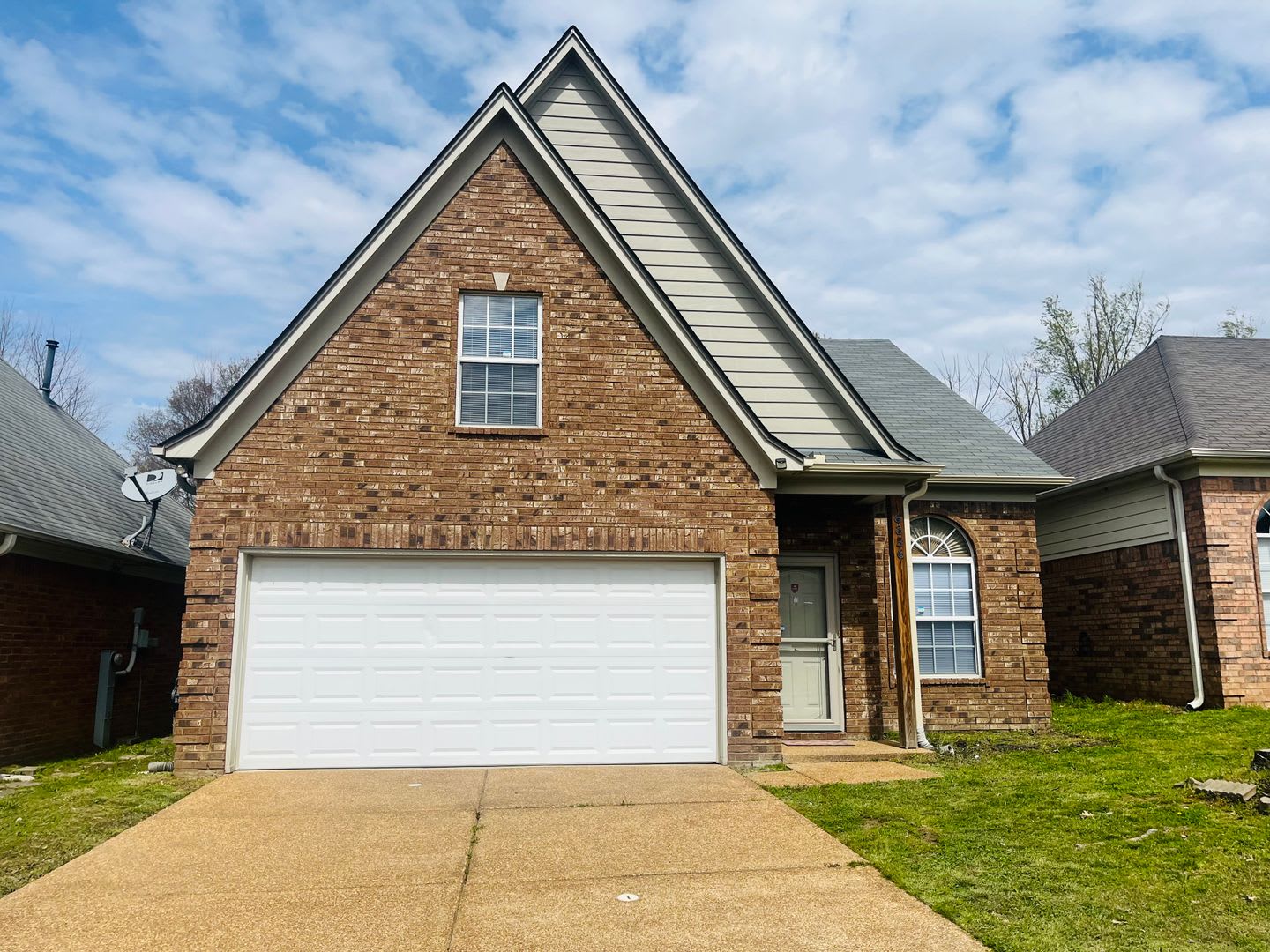 3BR/2.5BA near Shelby Farms. No CARPET! Small pets allowed. – photo 2