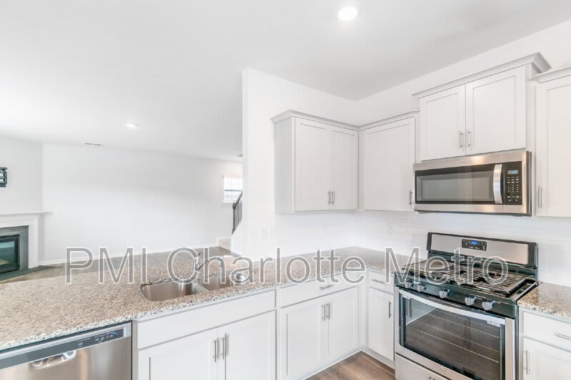 8019 Rowling Dr – photo 3