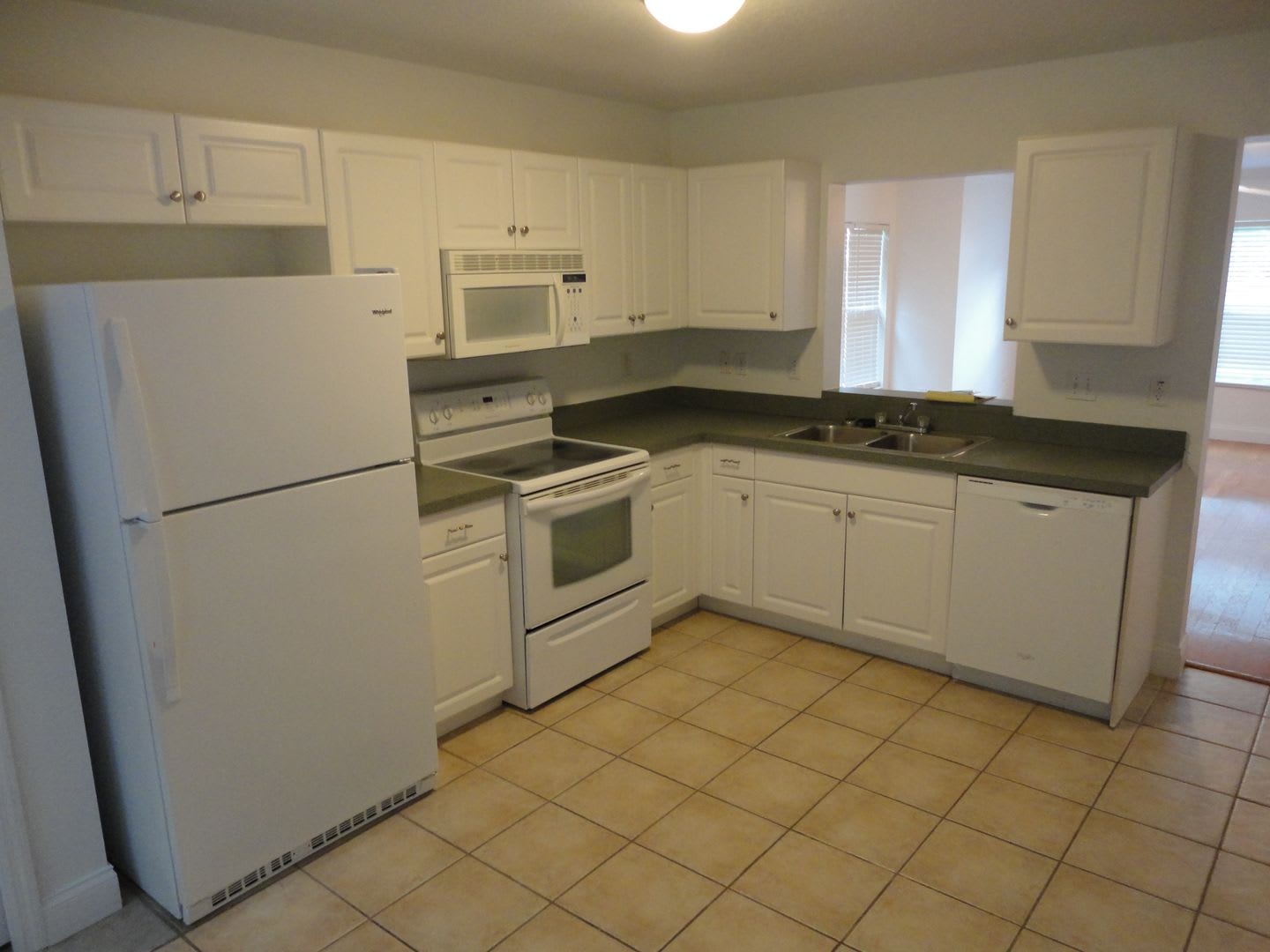 Beautiful 2 Bedroom, 2.5 Bath Condo in Desirable Isabella Park – photo 4