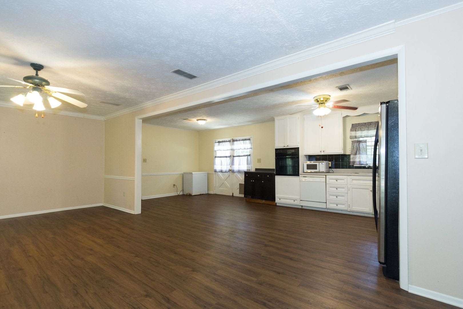 Coming Soon 3 Bedroom 2 Bathroom Open Floorplan – photo 2