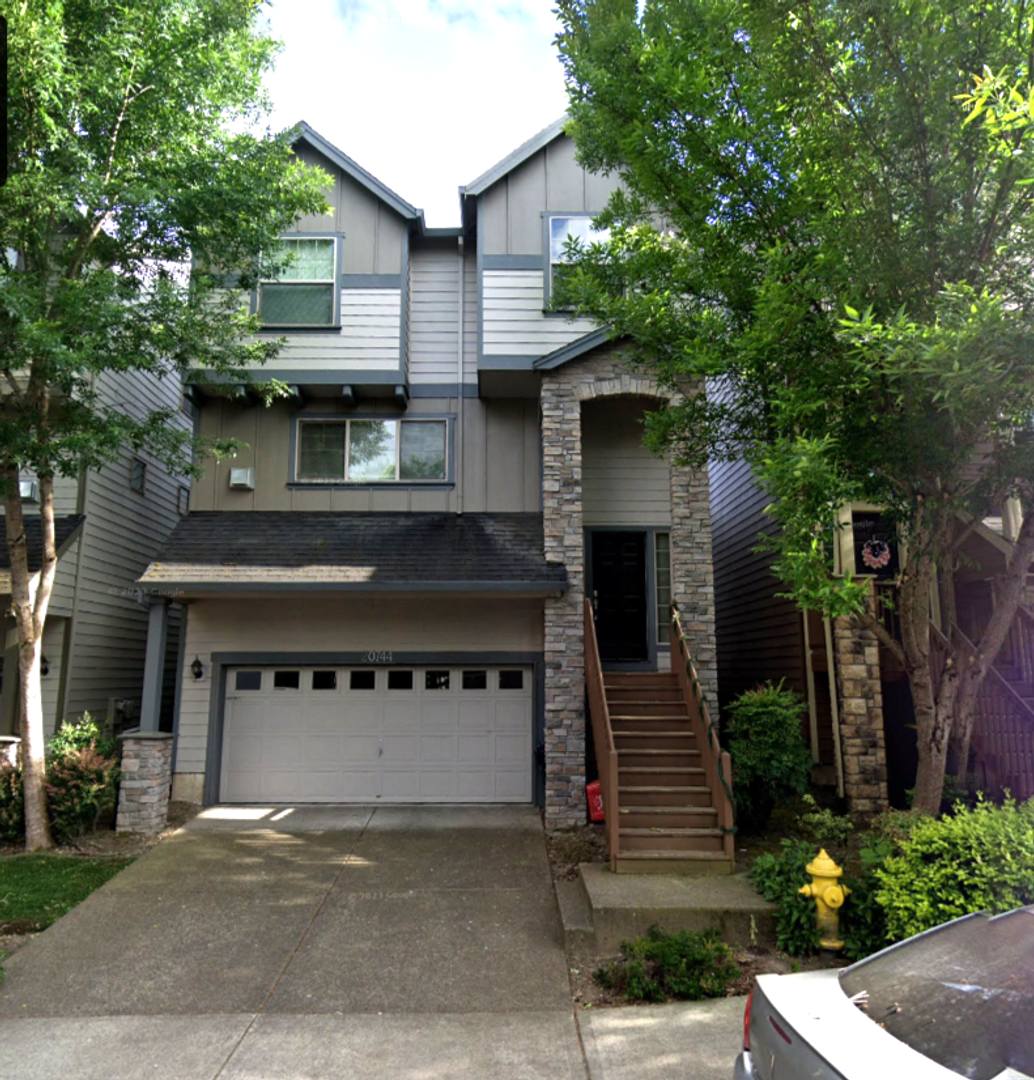 20744 SW Sister Lane ~ MOVE-IN SPECIAL 1/2 OFF First Month's Rent! Amazing Tri-Level Home – photo 1