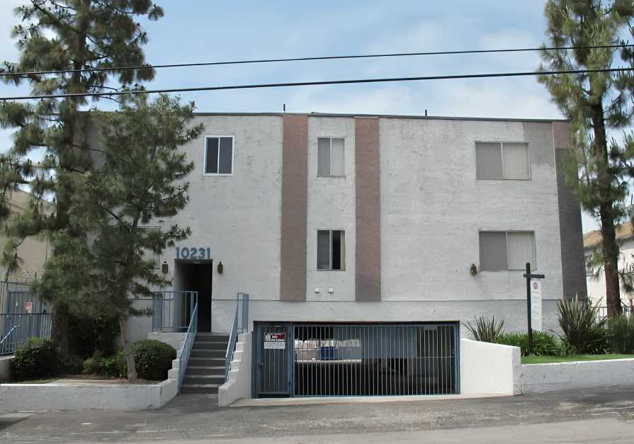 10231 Pinewood Avenue – photo 5