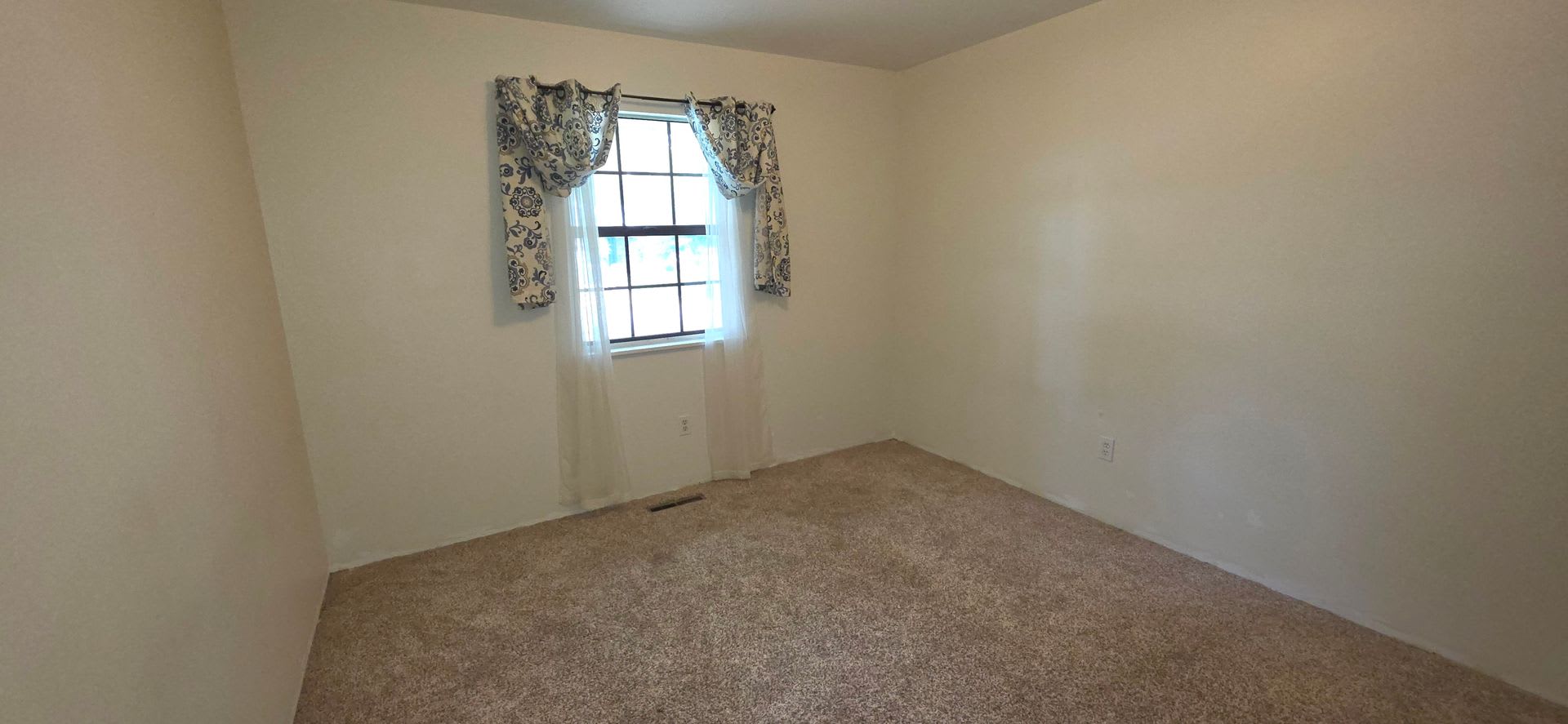 3 Bedrooms! 2 Living areas! close to Mall! $1695 – photo 4