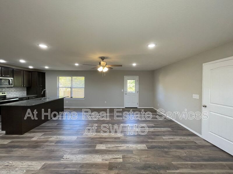1901 S 15th Ave – photo 2