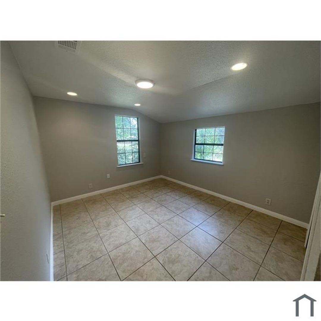 Discover your dream home in this beautifully renovated four-bedroom, two-bathroom house. – photo 4