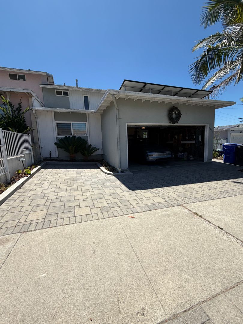 Convenient location 3 bedrooms, 2 bathrooms, 2 car attached garage – photo 1
