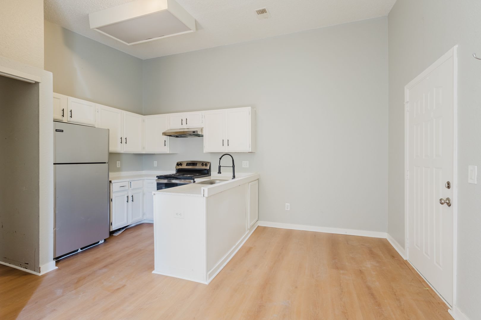 Penthouse level 1bed condo with private balcony – photo 5