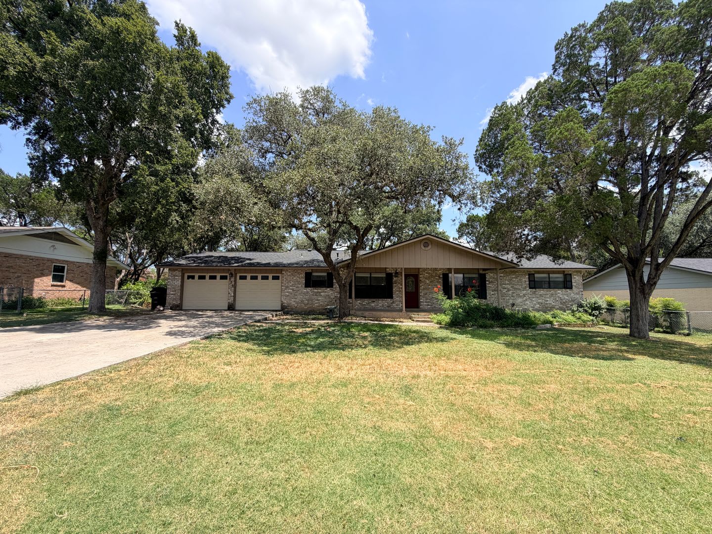 Live On The Hill Ceramic Tile Lvp No Carpet Washer Dryer Included Fireplace Fenced In Yard Nbisd – photo 1