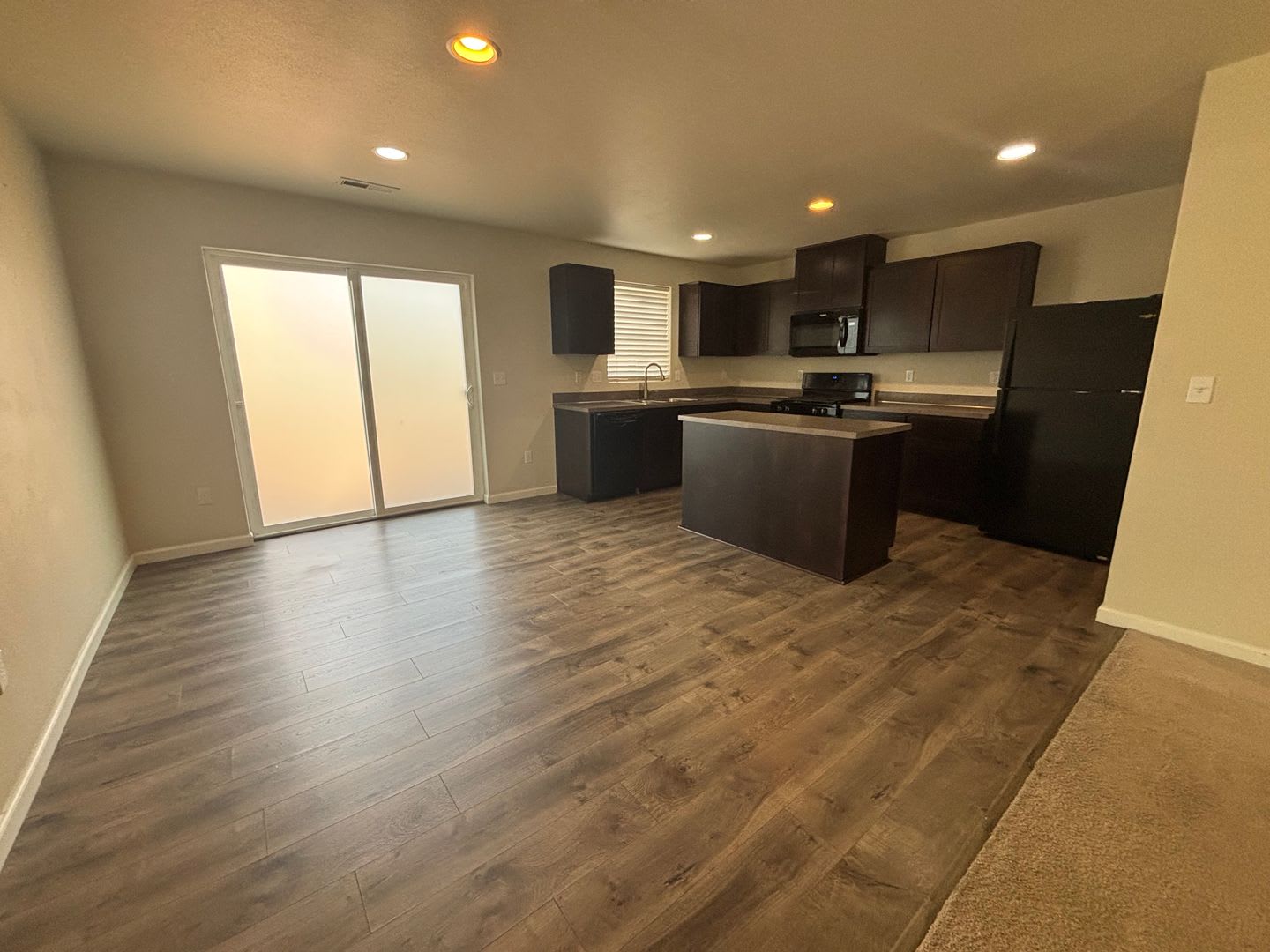 Four Bedrooms! Fenced yard, close to parks and shops, Two car garage – photo 2