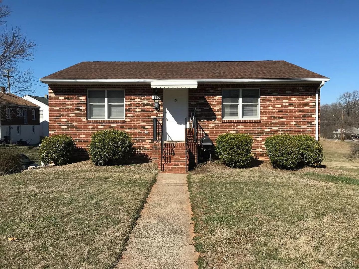Lovely 2 bedroom 1 bath basement apartment close to hospitals and downtown! – photo 1